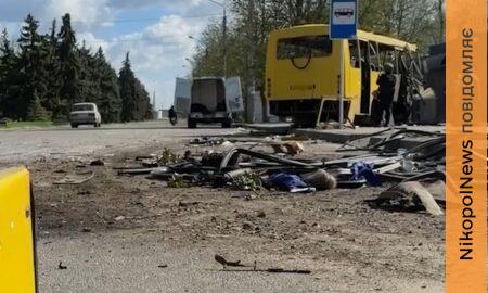 «Дрон гнався за маршруткою, а люди сиділи ніби зачаровані»: очевидці про смертельний удар по автобусу у Нікополі (відео)