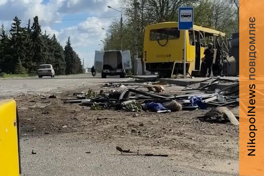 «Дрон гнався за маршруткою, а люди сиділи ніби зачаровані»: очевидці про смертельний удар по автобусу у Нікополі (відео) 1 «Дрон гнався за маршруткою, а люди сиділи ніби зачаровані»: очевидці про смертельний удар по автобусу у Нікополі (відео)