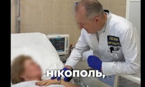 «На підлозі, на сидіннях були мертві люди»: поранених під час удару по маршрутці у Нікополі рятують у Дніпрі (відео)
