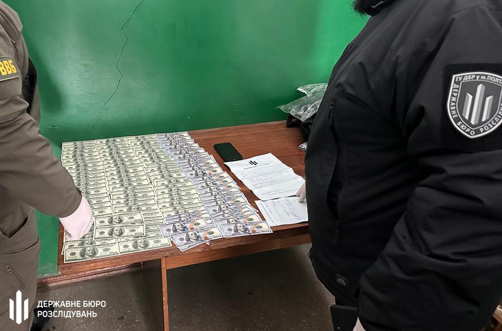 Прикордонник з Дніпропетровщини допомагав ухилянтам за 12 000 доларів: його судитимуть (фото, відео) Прикордонник з Дніпропетровщини допомагав ухилянтам за 12 000 доларів: його судитимуть (фото, відео)