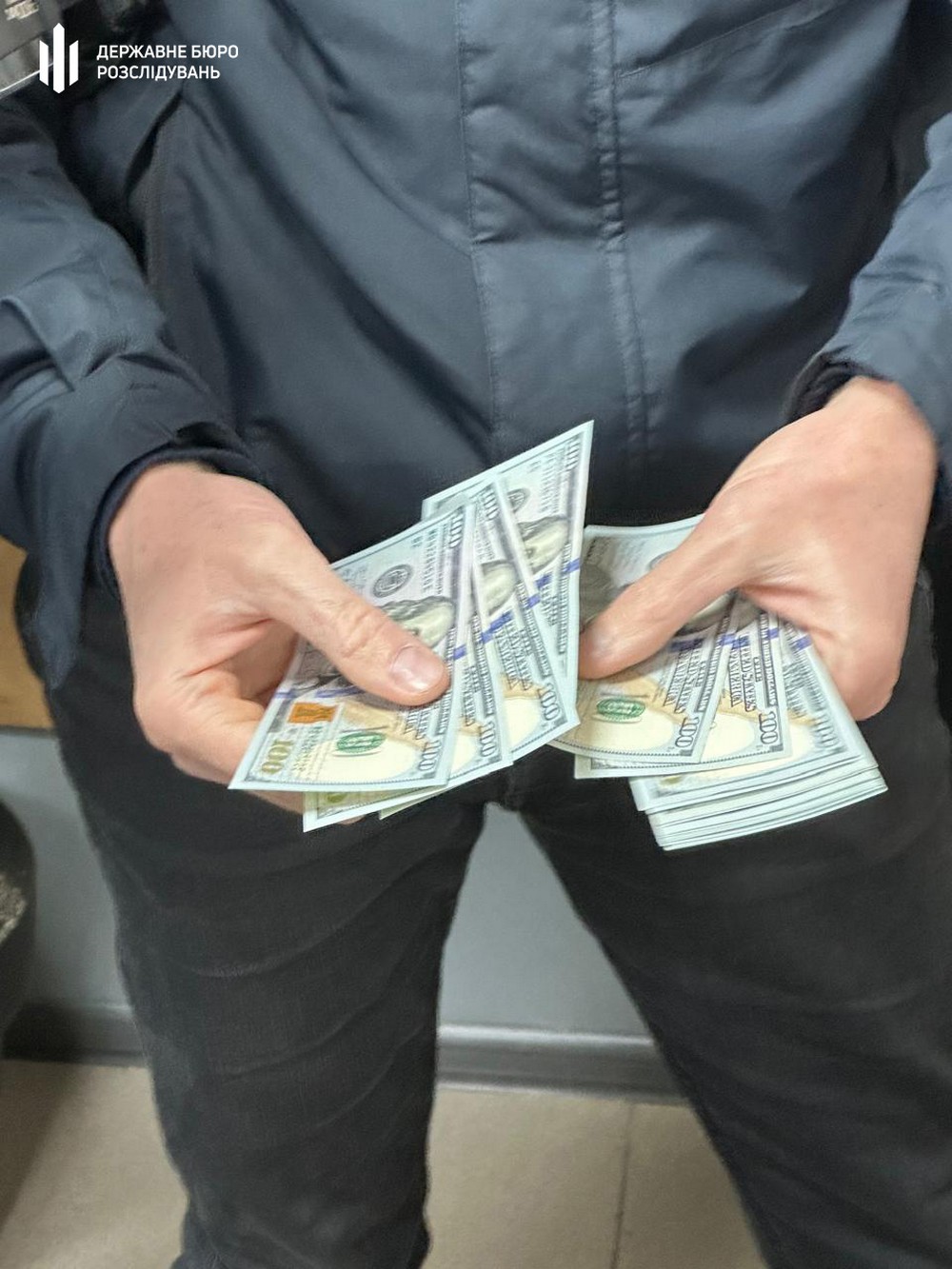 Прикордонник з Дніпропетровщини допомагав ухилянтам за 12 000 доларів: його судитимуть (фото, відео) Прикордонник з Дніпропетровщини допомагав ухилянтам за 12 000 доларів: його судитимуть (фото, відео)