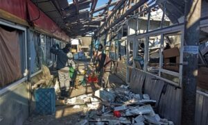 Після масштабних обстрілів Нікополя комунальники усувають наслідки (фото)