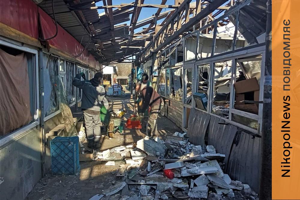Після масштабних обстрілів Нікополя комунальники усувають наслідки (фото)