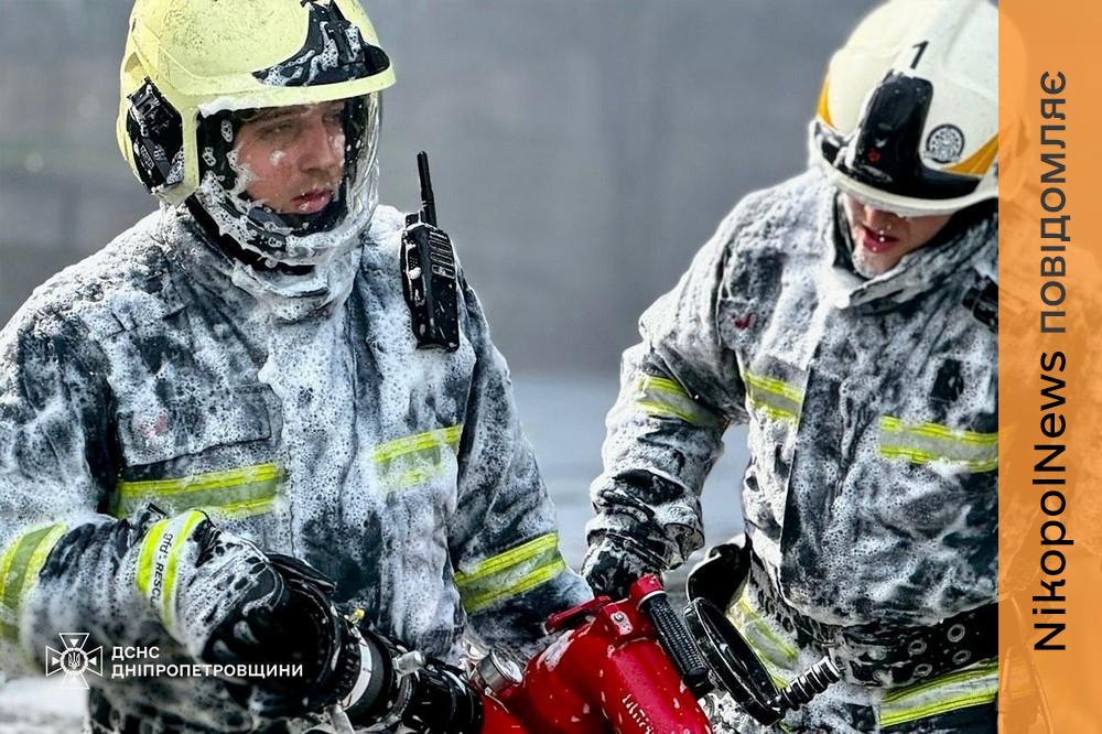 Ворожа атака на Дніпропетровщину: ліквідовано масштабну пожежу на об'єкті інфраструктури (фото) 1 на Дніпропетровщину 7
