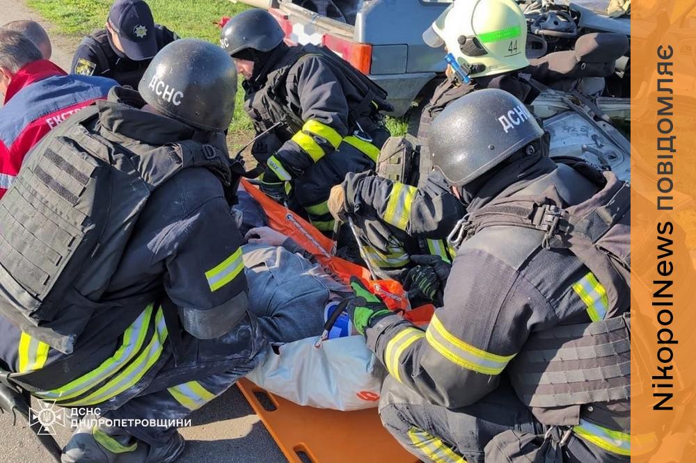Водія затисло у понівеченому авто: на Нікопольщині сьогодні сталася ДТП (фото) 1 на Нікопольщині сьогодні сталася ДТП