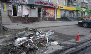 Знову багато руйнувань у Нікополі. На цьому тижні комунальники продовжують усувати наслідки ворожих атак. Крім того, прополюють квітники, ремонтують мережі вуличного освітлення, зносять аварійні дерева, очищають бордюри, вивозять сміття тощо.