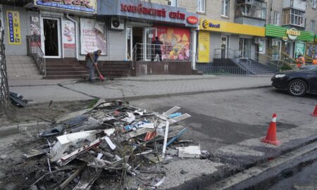 Знову багато руйнувань у Нікополі. На цьому тижні комунальники продовжують усувати наслідки ворожих атак. Крім того, прополюють квітники, ремонтують мережі вуличного освітлення, зносять аварійні дерева, очищають бордюри, вивозять сміття тощо.