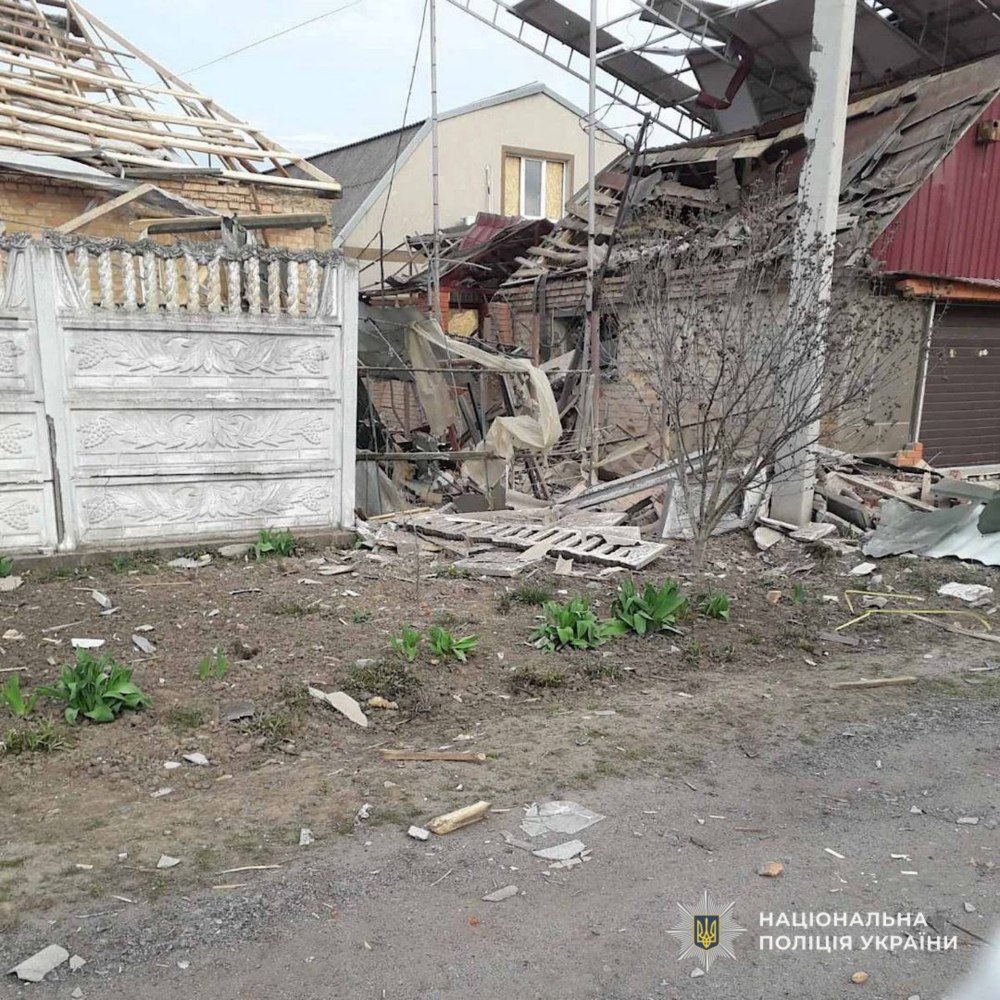 наслідки обстрілів Нікопольщини та Дніпра зафіксували поліцейс 2