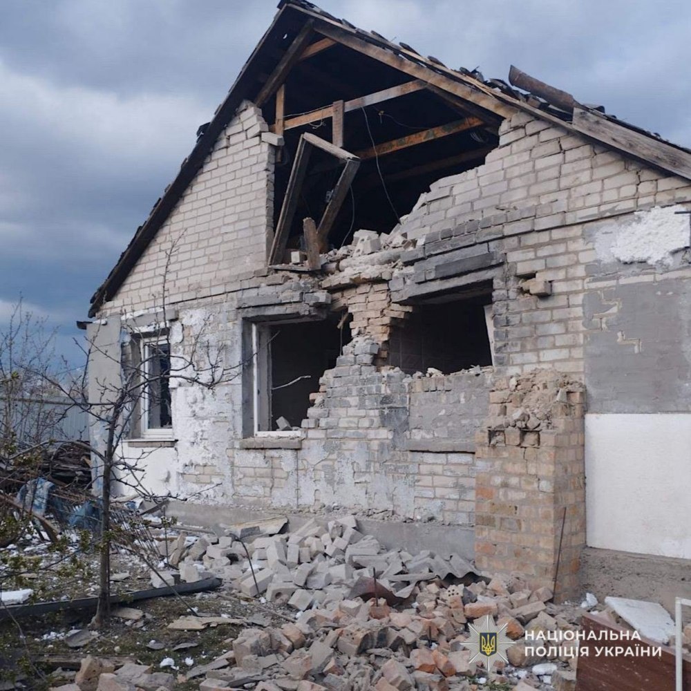 наслідки обстрілів Нікопольщини та Дніпра зафіксували поліцейс 3