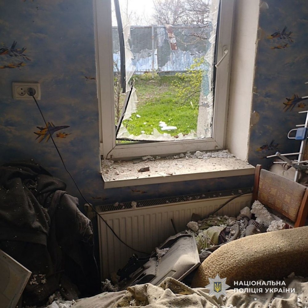 наслідки обстрілів Нікопольщини та Дніпра зафіксували поліцейс 4