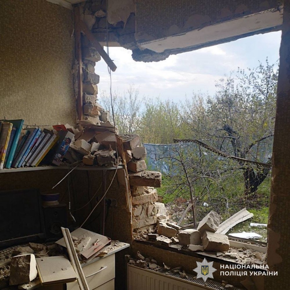 наслідки обстрілів Нікопольщини та Дніпра зафіксували поліцейс 6