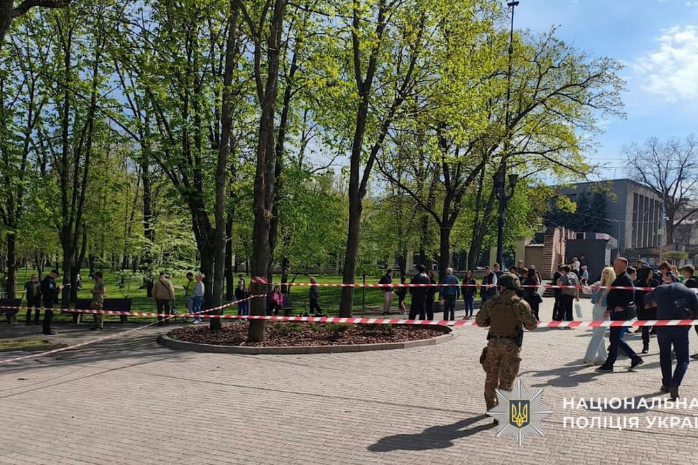 наслідки обстрілів Нікопольщини та Дніпра зафіксували поліцейс 8