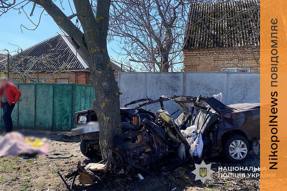 Атакували FPV-дроном авто, вбили чоловіка і поранили жінку: наслідки обстрілу Нікополя, зафіксували поліцейські (фото) 1 наслідки обстрілу Нікополя