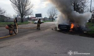 Авто «ВАЗ-2107» спалахнуло: подробиці і фото наслідків ранкової атаки на Нікополь від ДСНС