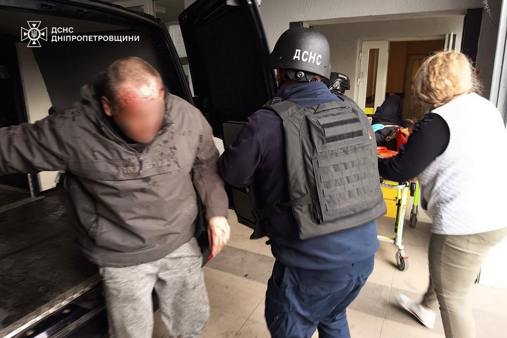 Фото наслідків ранкової атаки на Нікополь