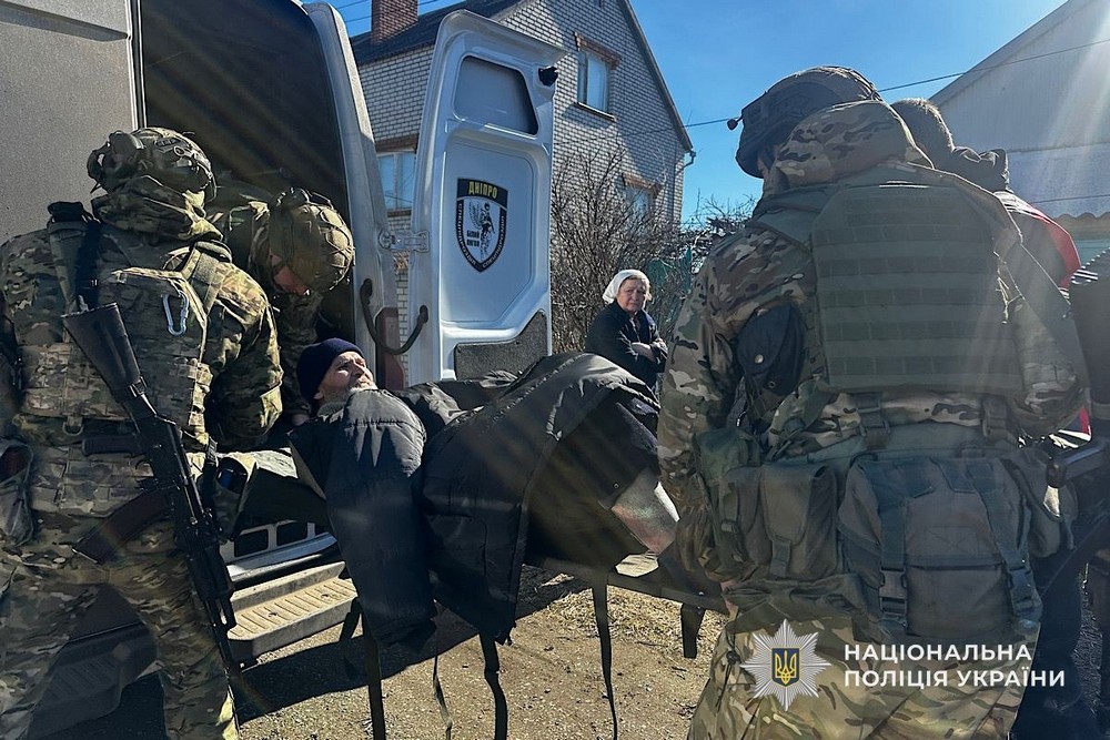 Евакуація на Нікопольщині: «Білі Янголи» допомогли виїхати понад 30 мешканцям (фото, відео) Евакуація на Нікопольщині: «Білі Янголи» допомогли виїхати понад 30 мешканцям (фото, відео)