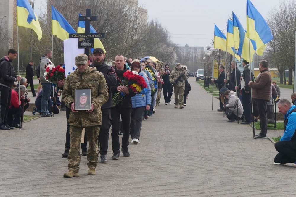 Місто у скорботі… Нікопольщина сьогодні провела в останню путь молодого Героя (фото)