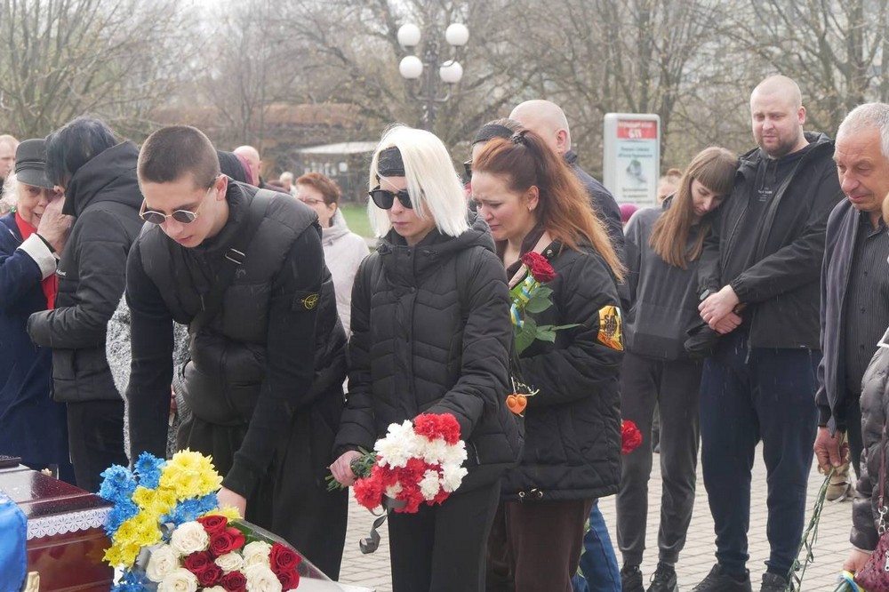 Місто у скорботі… Нікопольщина сьогодні провела в останню путь молодого Героя (фото)