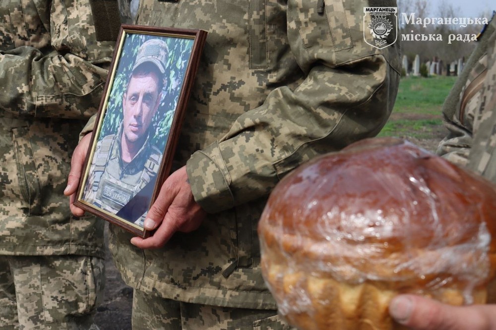 Були присутні й фронтові побратими… На Нікопольщині сьогодні провели в останню путь Захисника (фото)