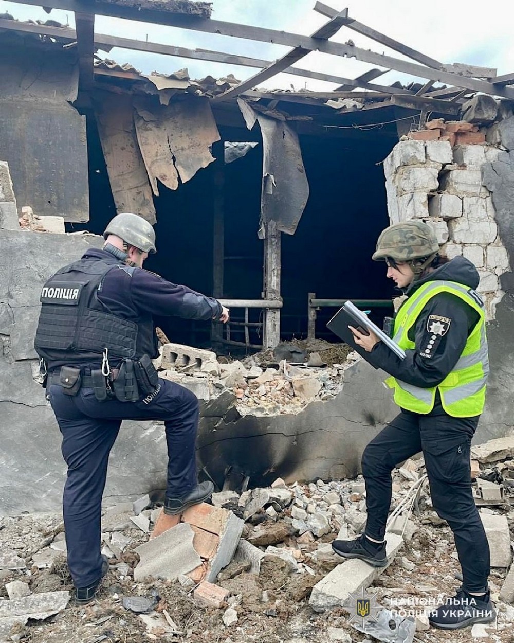 Вбито мотоцикліста, поранену дитину рятують у Дніпрі: подробиці про криваві обстріли Нікополя, району і області 3 квітня від поліції (фото)