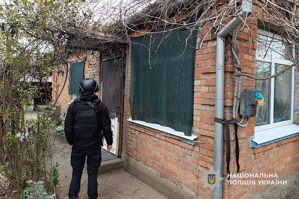 Вбито мотоцикліста, поранену дитину рятують у Дніпрі: подробиці про криваві обстріли Нікополя, району і області 3 квітня від поліції (фото)