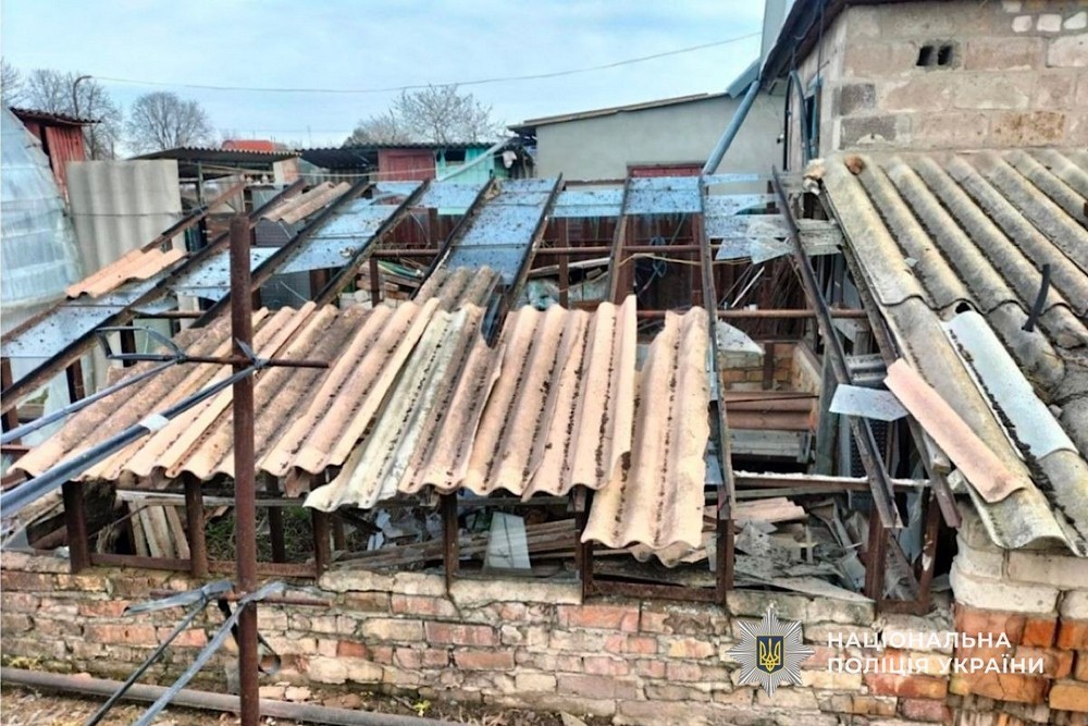 Вбито мотоцикліста, поранену дитину рятують у Дніпрі: подробиці про криваві обстріли Нікополя, району і області 3 квітня від поліції (фото)