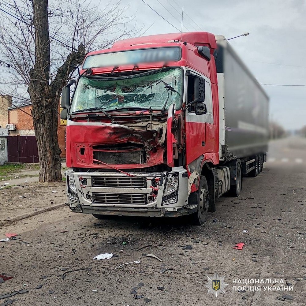 Вбито мотоцикліста, поранену дитину рятують у Дніпрі: подробиці про криваві обстріли Нікополя, району і області 3 квітня від поліції (фото)