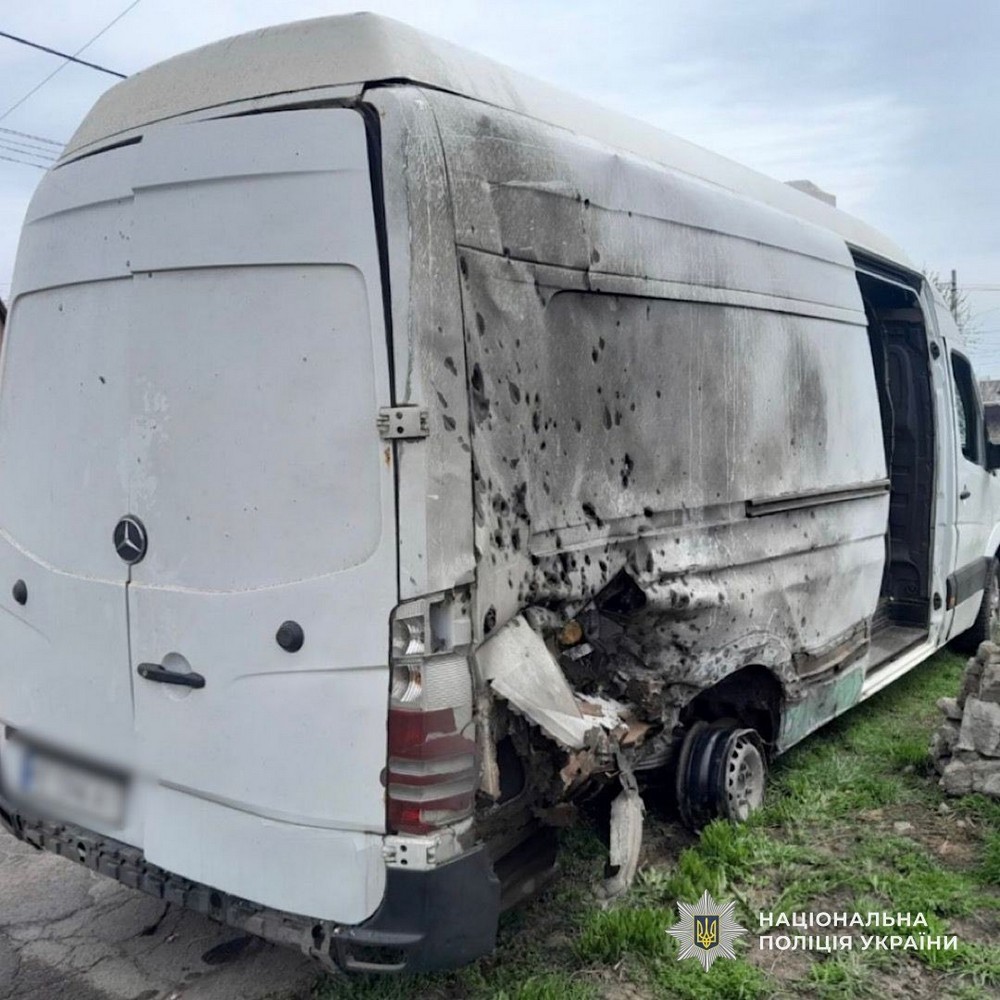 Вбито мотоцикліста, поранену дитину рятують у Дніпрі: подробиці про криваві обстріли Нікополя, району і області 3 квітня від поліції (фото)