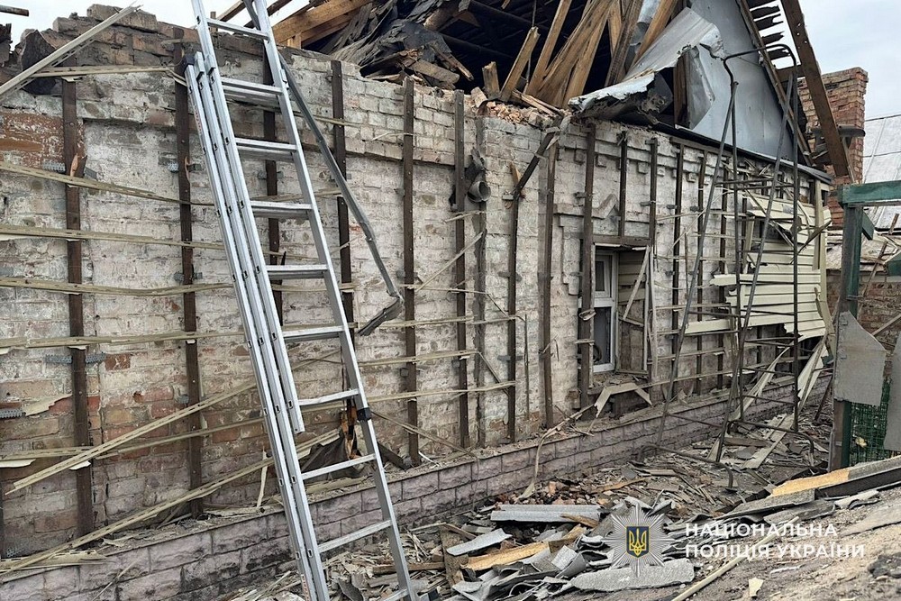 Вбито мотоцикліста, поранену дитину рятують у Дніпрі: подробиці про криваві обстріли Нікополя, району і області 3 квітня від поліції (фото)