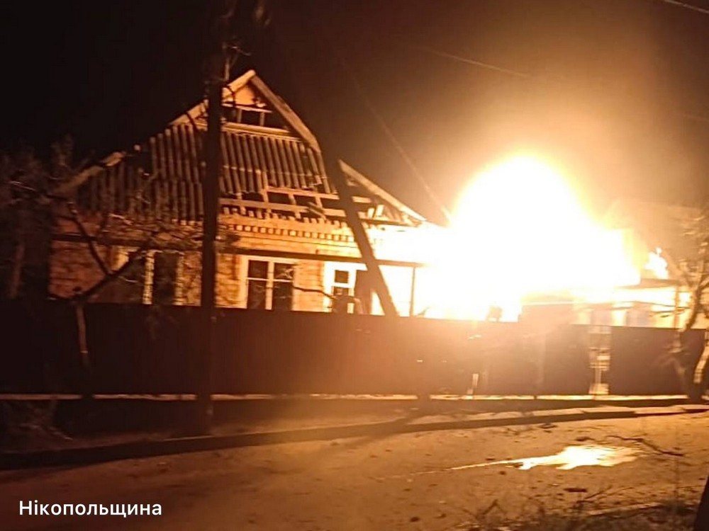 Нікопольщина під ударом РСЗВ та дронів – побито магазин, пошту, пожежне депо, також під обстрілами були Криворіжжя і Синельниківщина (фото) Нікопольщина під ударом РСЗВ та дронів – побито магазин, пошту, пожежне депо, також під обстрілами були Криворіжжя і Синельниківщина (фото)