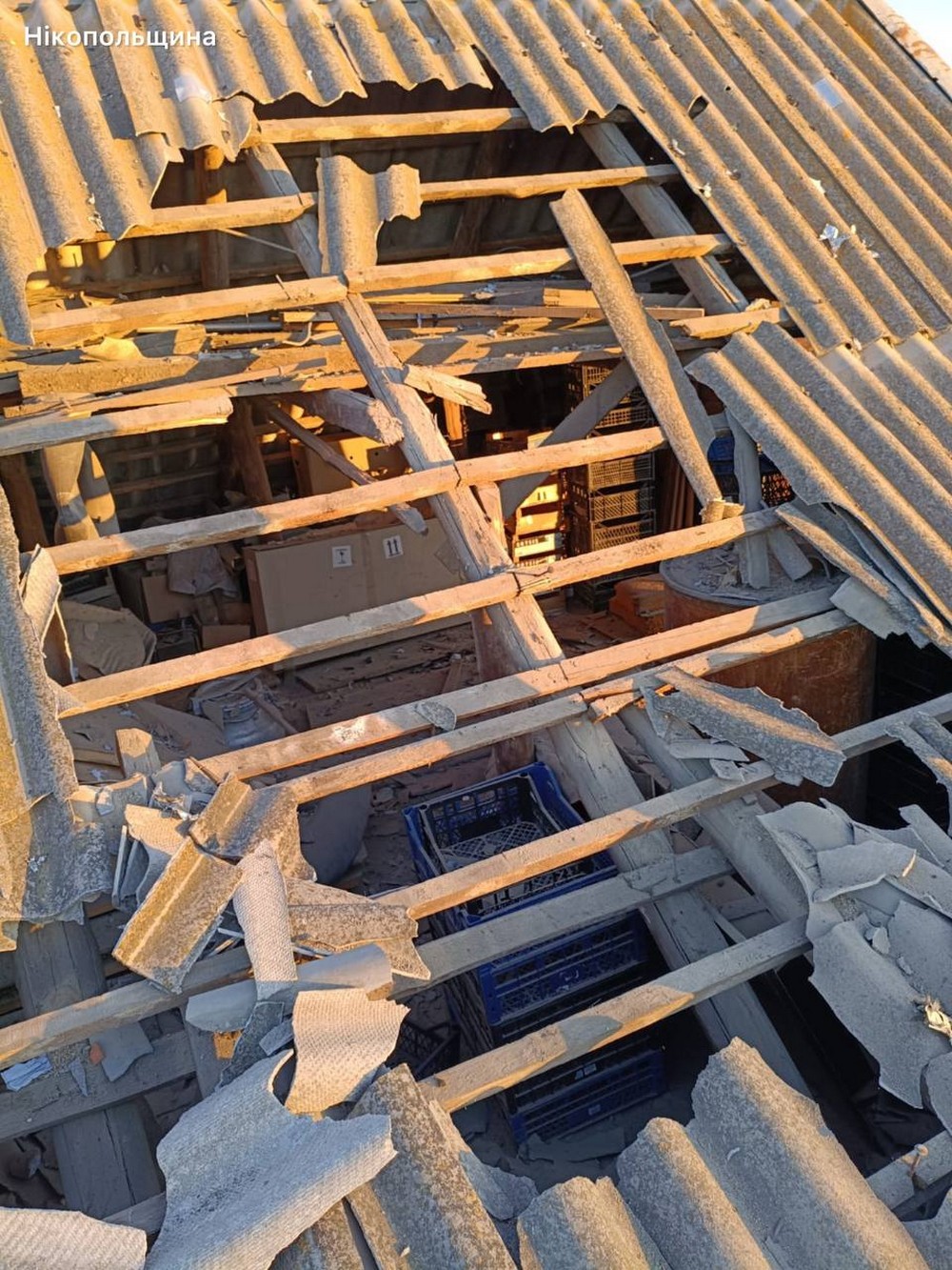 Нікопольщина під ударом РСЗВ та дронів – побито магазин, пошту, пожежне депо, також під обстрілами були Криворіжжя і Синельниківщина (фото) Нікопольщина під ударом РСЗВ та дронів – побито магазин, пошту, пожежне депо, також під обстрілами були Криворіжжя і Синельниківщина (фото)