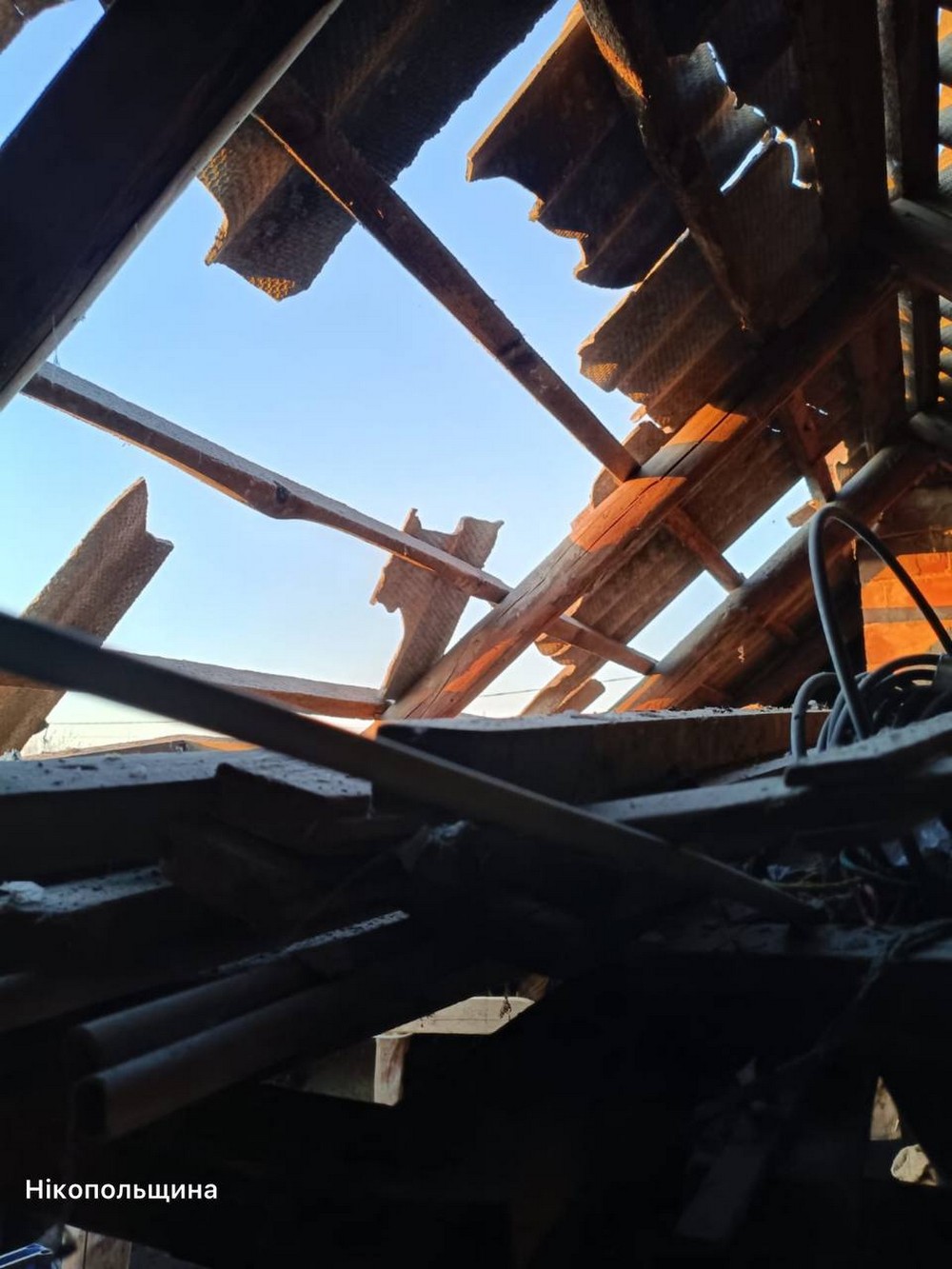 Нікопольщина під ударом РСЗВ та дронів – побито магазин, пошту, пожежне депо, також під обстрілами були Криворіжжя і Синельниківщина (фото) Нікопольщина під ударом РСЗВ та дронів – побито магазин, пошту, пожежне депо, також під обстрілами були Криворіжжя і Синельниківщина (фото)