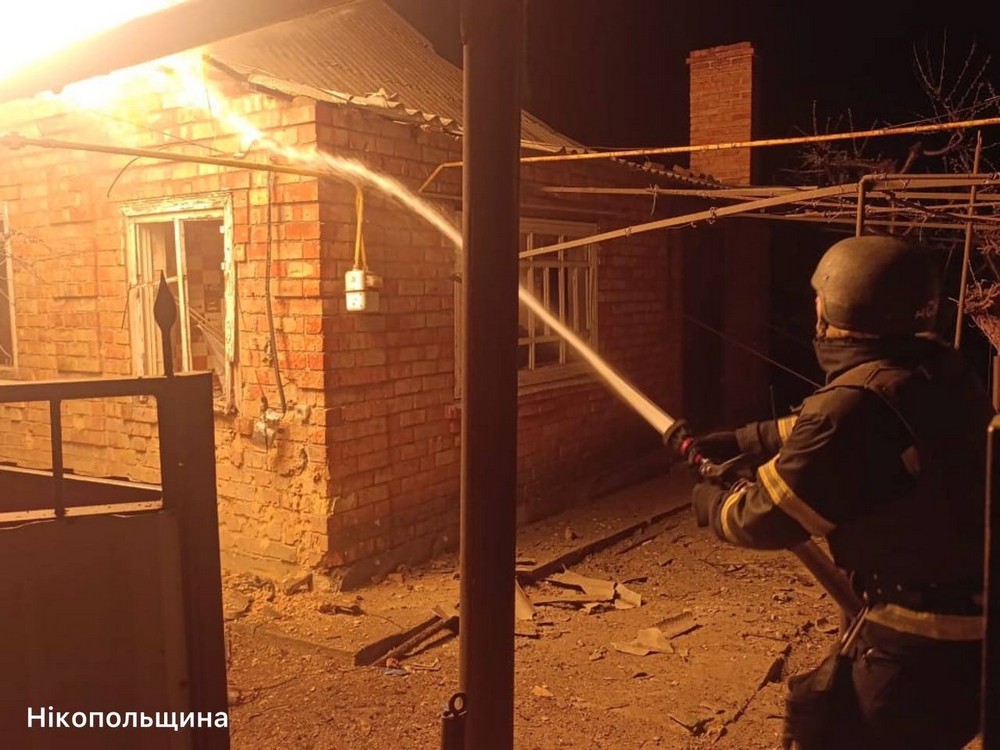 Нікопольщина під ударом РСЗВ та дронів – побито магазин, пошту, пожежне депо, також під обстрілами були Криворіжжя і Синельниківщина (фото) Нікопольщина під ударом РСЗВ та дронів – побито магазин, пошту, пожежне депо, також під обстрілами були Криворіжжя і Синельниківщина (фото)