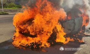 Поранено 4 жінок, згоріла автівка: ворог дронами атакував Нікополь 6 квітня