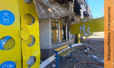 На Нікопольщині 10 поранених, серед них є діти, побито 25 будинків, адмінбудівлю, ворог також атакував Синельниківщину та Криворіжжя (фото)