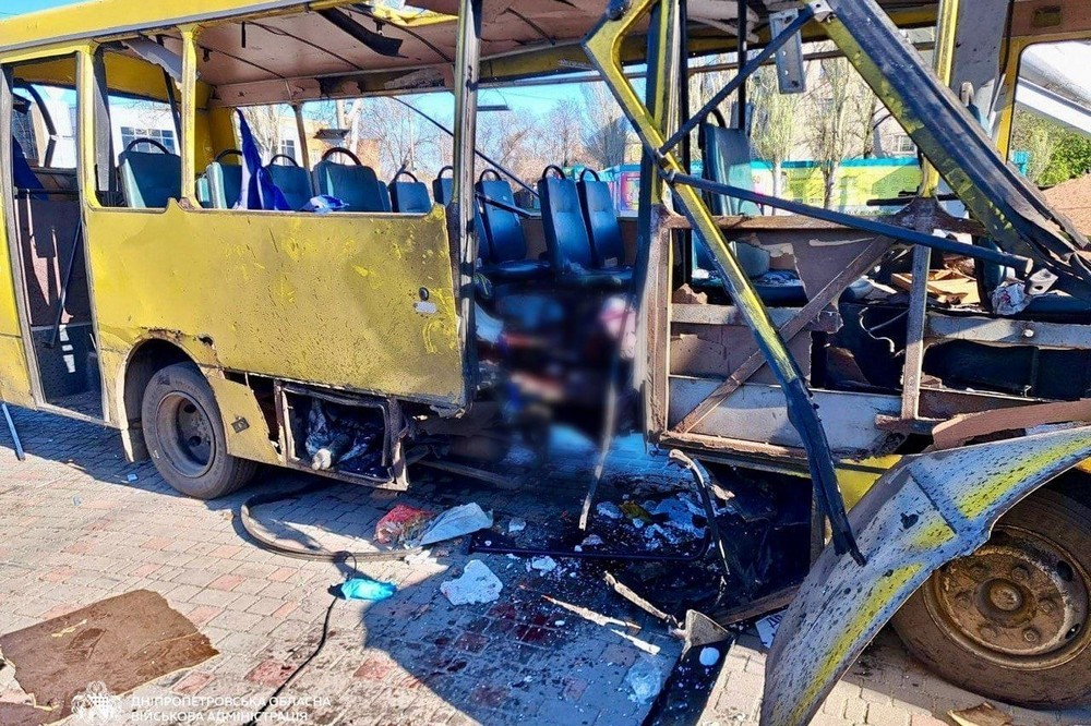 Окупанти вдарили по маршрутці в центрі Нікополя: є загиблі і багато поранених (фото)