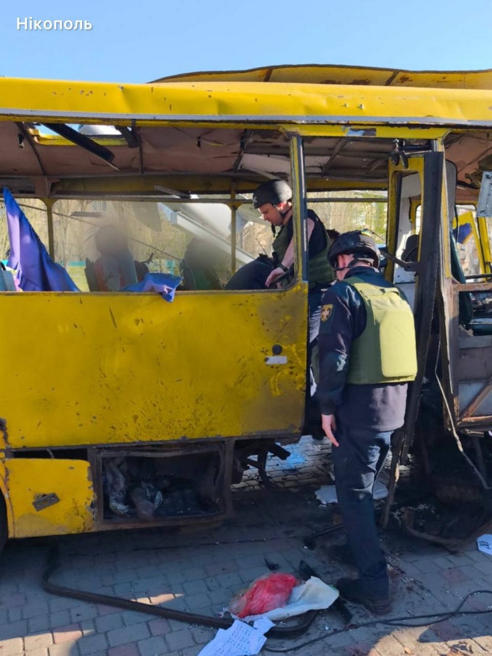 Окупанти вдарили по маршрутці в центрі Нікополя: є загиблі і багато поранених (фото)