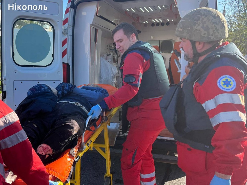 Окупанти вдарили по маршрутці в центрі Нікополя: є загиблі і багато поранених (фото)