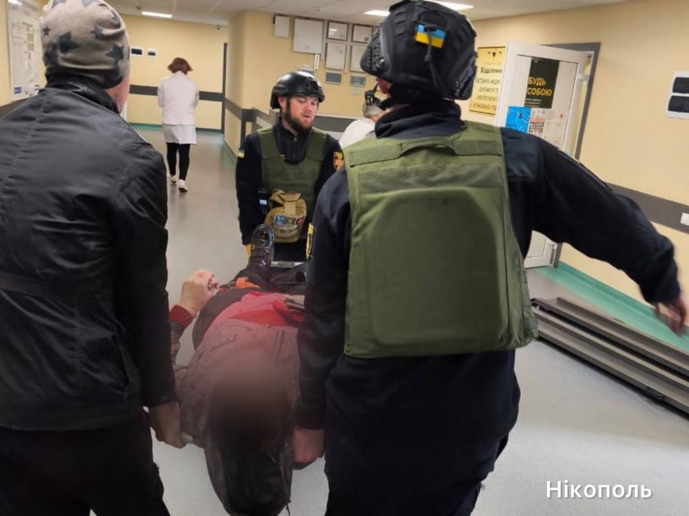 Окупанти вдарили по маршрутці в центрі Нікополя: є загиблі і багато поранених (фото)