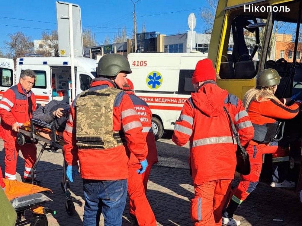 Окупанти вдарили по маршрутці в центрі Нікополя: є загиблі і багато поранених (фото)