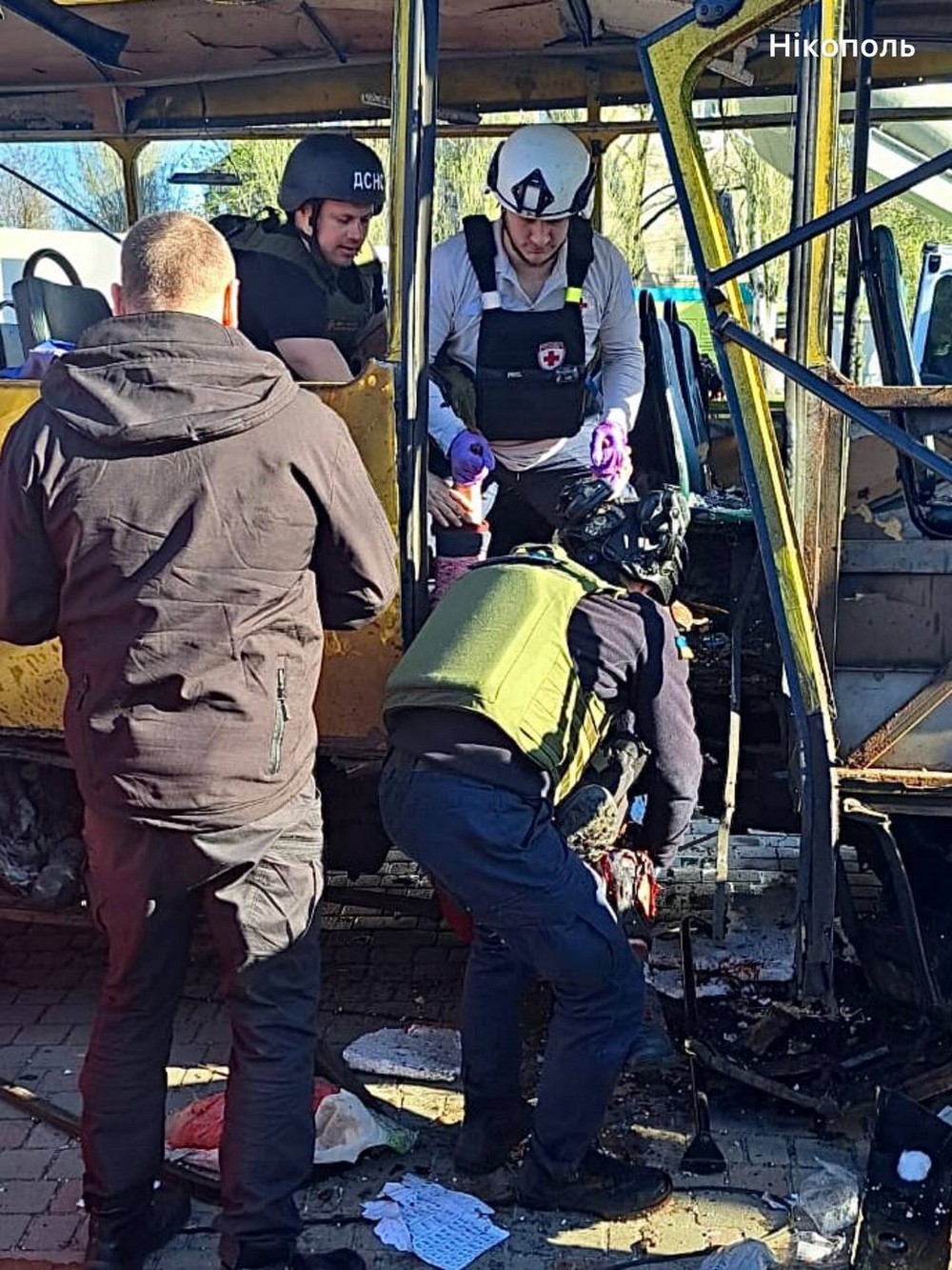 Окупанти вдарили по маршрутці в центрі Нікополя: є загиблі і багато поранених (фото)