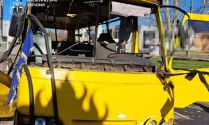 Зросла кількість поранених, потерпілі перебували на зупинці та в автобусі: прокуратура про удар по маршрутці у Нікополі