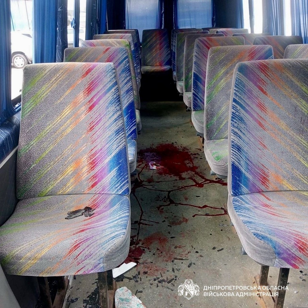 Росіяни вдруге за день вдарили по рейсовому автобусу на Нікопольщині. Внаслідок атаки є поранені. Росіяни вдруге за день вдарили по рейсовому автобусу на Нікопольщині. Внаслідок атаки є поранені.