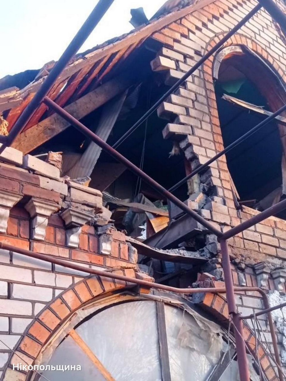 Побито АЗС, автівки, підприємство, будинки: Нікополь і район, Криворіжжя і Павлоградщина були під ударом ворога Побито АЗС, автівки, підприємство, будинки: Нікополь і район, Криворіжжя і Павлоградщина були під ударом ворога