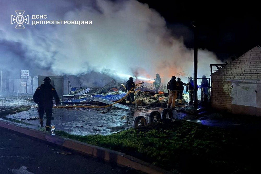 Поранені, пожежі і руйнування: наслідки обстрілів Нікопольщини, Павлограда і Синельниківщини показали у ДСНС Поранені, пожежі і руйнування: наслідки обстрілів Нікопольщини, Павлограда і Синельниківщини показали у ДСНС