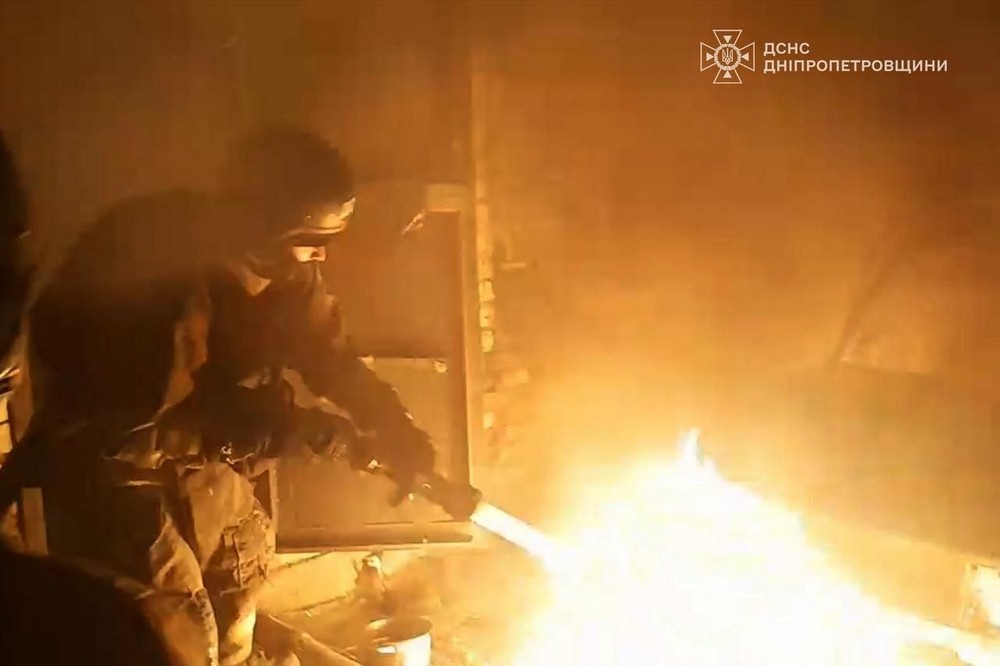 Поранені, пожежі і руйнування: наслідки обстрілів Нікопольщини, Павлограда і Синельниківщини показали у ДСНС Поранені, пожежі і руйнування: наслідки обстрілів Нікопольщини, Павлограда і Синельниківщини показали у ДСНС