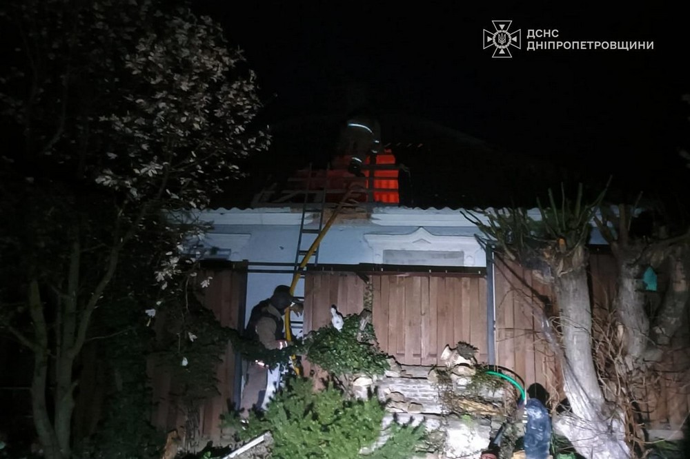 Поранені, пожежі і руйнування: наслідки обстрілів Нікопольщини, Павлограда і Синельниківщини показали у ДСНС Поранені, пожежі і руйнування: наслідки обстрілів Нікопольщини, Павлограда і Синельниківщини показали у ДСНС