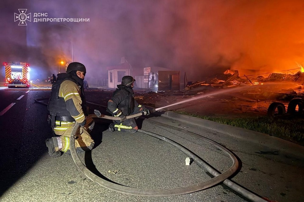 Поранені, пожежі і руйнування: наслідки обстрілів Нікопольщини, Павлограда і Синельниківщини показали у ДСНС Поранені, пожежі і руйнування: наслідки обстрілів Нікопольщини, Павлограда і Синельниківщини показали у ДСНС