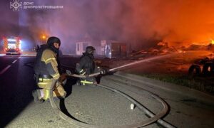 Поранені, пожежі і руйнування: наслідки обстрілів Нікопольщини, Павлограда і Синельниківщини показали у ДСНС