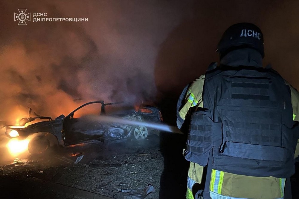 Поранені, пожежі і руйнування: наслідки обстрілів Нікопольщини, Павлограда і Синельниківщини показали у ДСНС Поранені, пожежі і руйнування: наслідки обстрілів Нікопольщини, Павлограда і Синельниківщини показали у ДСНС